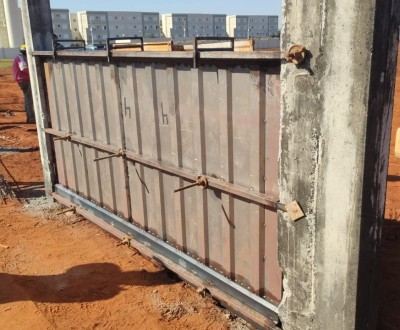 Execução do muro perimetral (divisa) da obra, em concreto armado já com gradil metálico na sua parte superior e iluminação  embutida. 