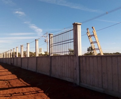 Execução do muro perimetral (divisa) da obra, em concreto armado já com gradil metálico na sua parte superior e iluminação  embutida. 