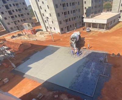 Vista da concretagem do piso radier da quadra poliesportiva